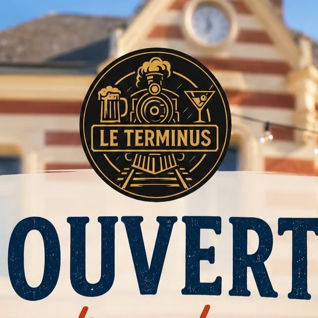 Panneau « Ouvert » du Terminus devant la façade de la gare
